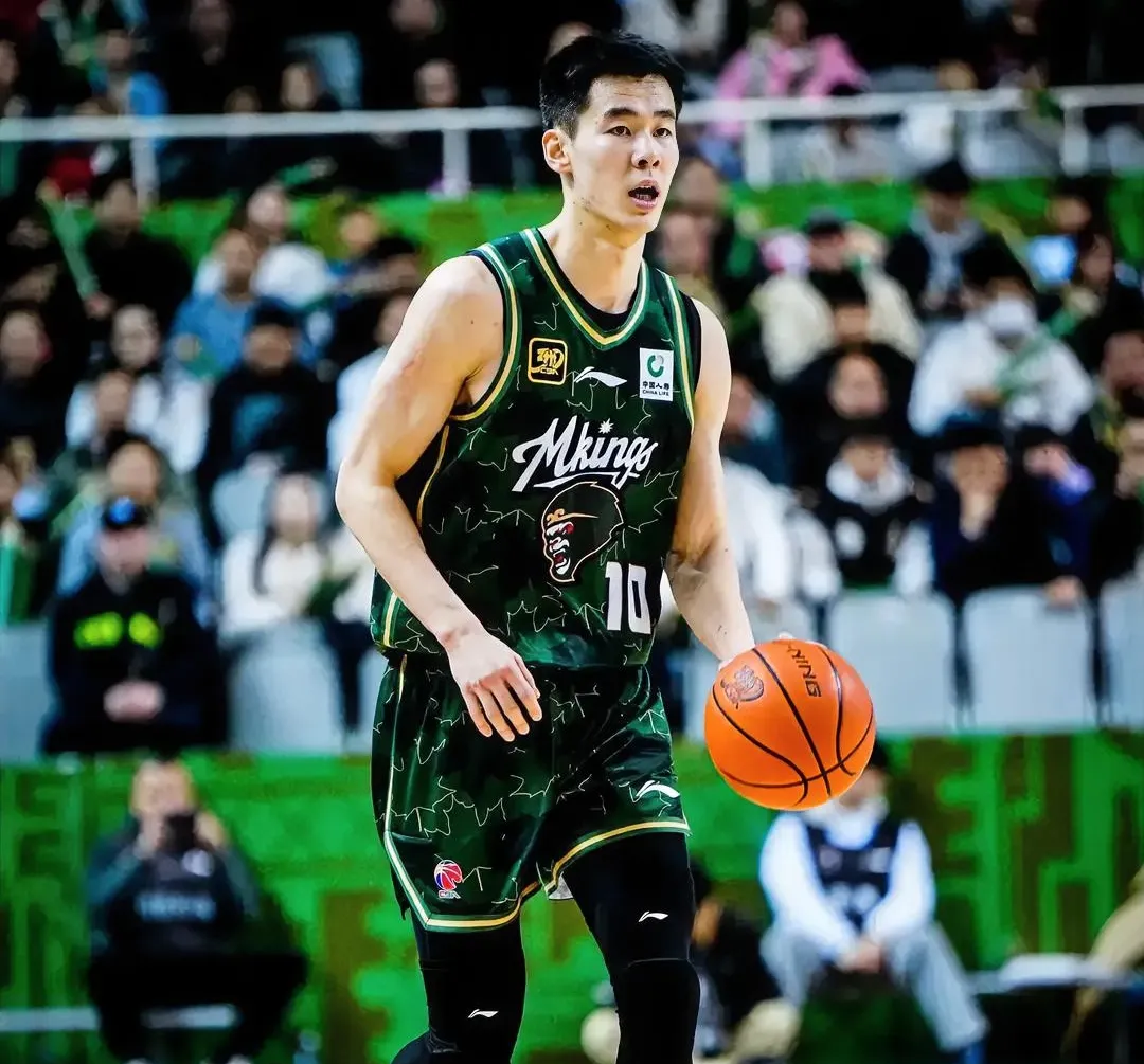  篮球季后赛掀起高潮，南城雷豹队淘汰对手中原雄狮队，战至最后一刻——韧性与执行并存